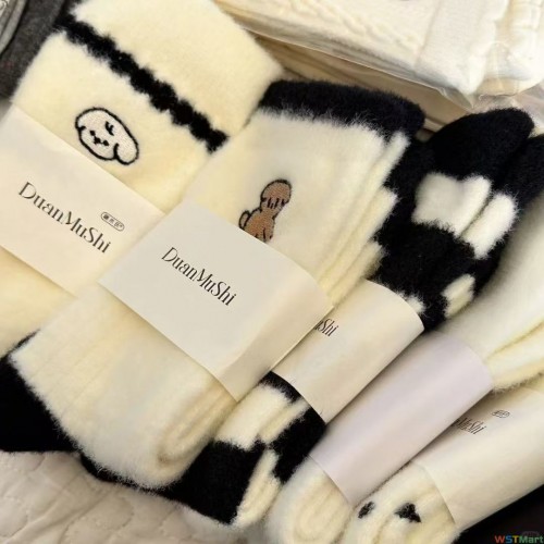 袜子女秋冬中筒冬季卡通中筒加绒保暖加厚小狗袜子地板袜可爱提花