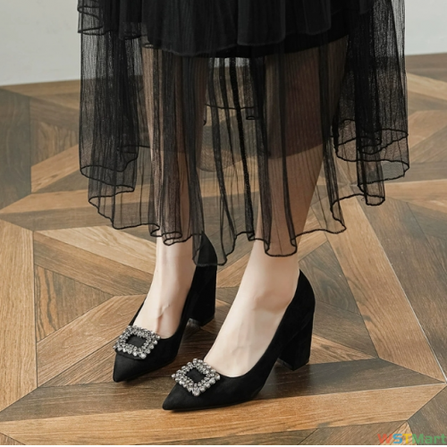 2023新款粗跟尖头百搭通勤气质跟鞋舒适不累脚百搭绒面饰扣鞋