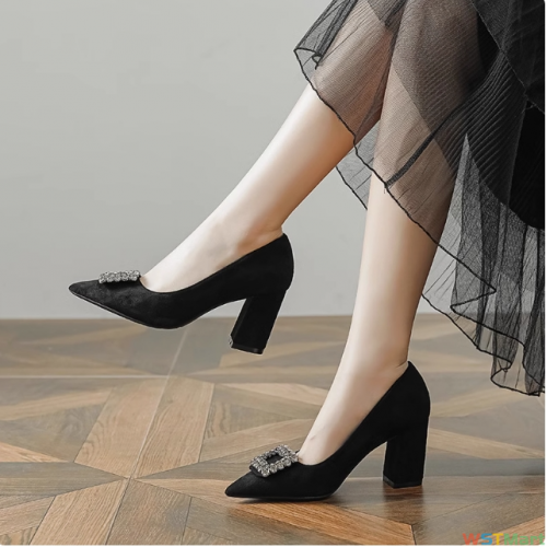 2023新款粗跟尖头百搭通勤气质跟鞋舒适不累脚百搭绒面饰扣鞋