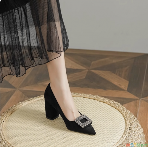 2023新款粗跟尖头百搭通勤气质跟鞋舒适不累脚百搭绒面饰扣鞋