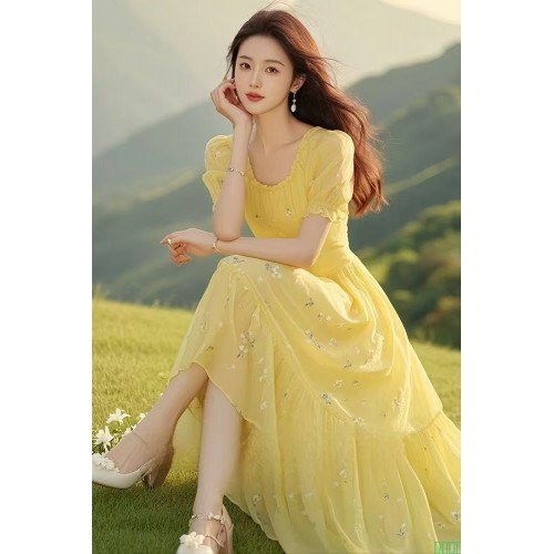 黄色碎花连衣裙2025新款女夏桔梗法式气质独特超好看长款裙子飘逸
