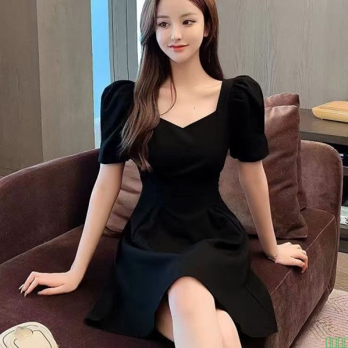 赫本夏季新款连衣裙泡泡短袖气质2025收腰露背显瘦法式裙子