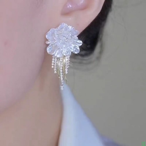 新款白色山茶耳饰