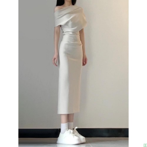 法式气质高级感斜肩连衣裙子女装夏季休闲新款御姐轻熟风收腰长裙