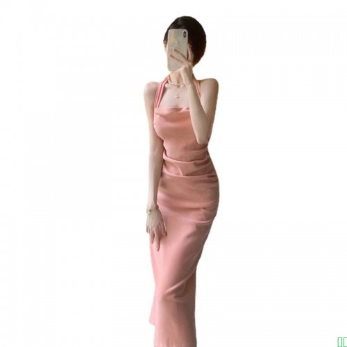 纯欲粉色挂脖吊带连衣裙女夏质感高级感法式收腰包臀中长裙子气质