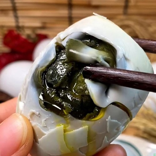 臭鸭蛋东北特产黑黄流油起沙即食咸鸭臭蛋农家自制正宗熟盐黑心蛋